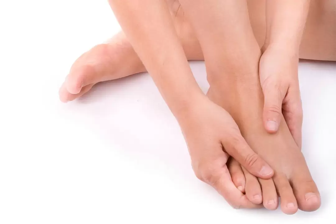 rub Hondro Sol Valgus spray against hallux valgus